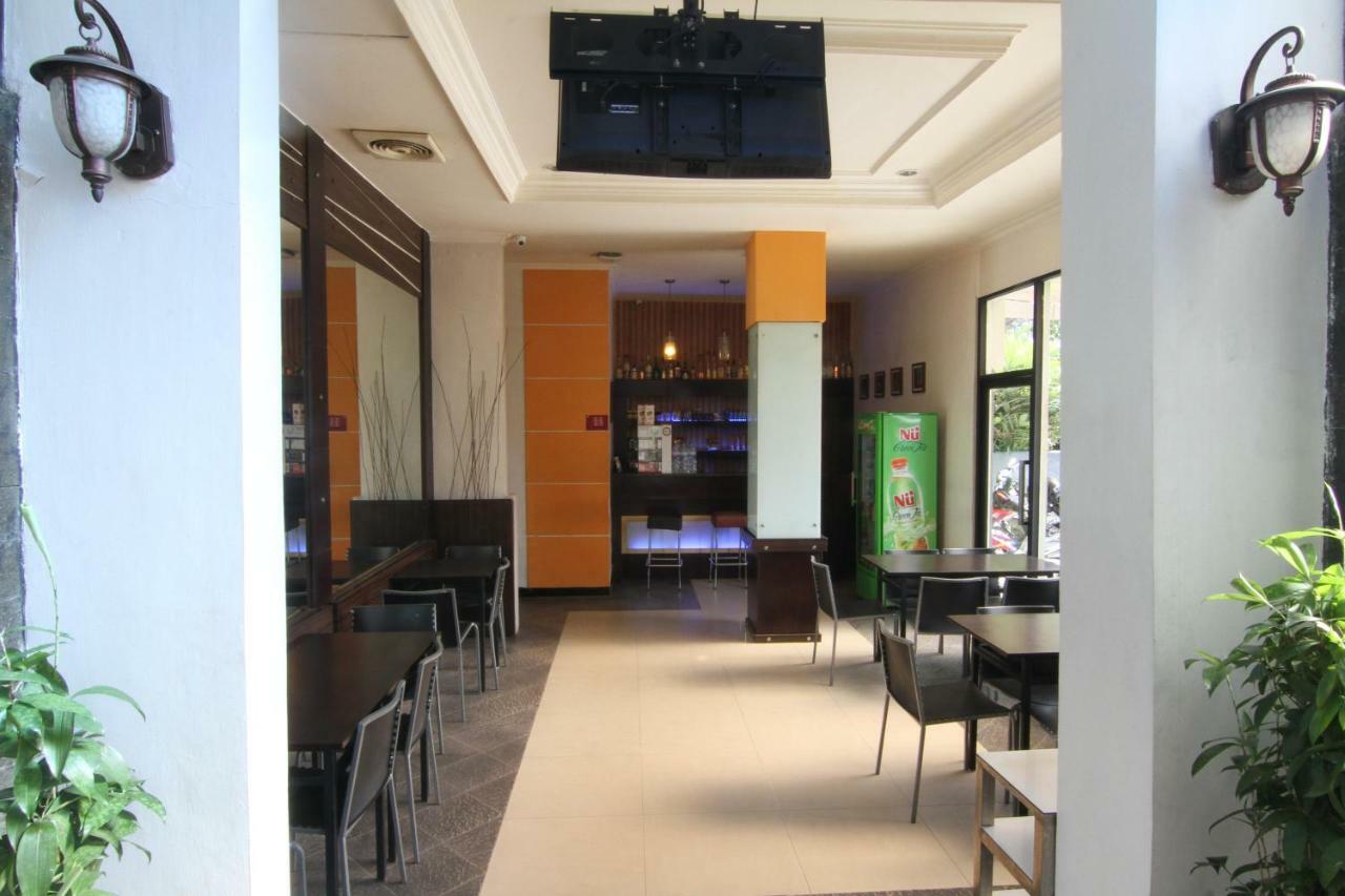 Mira Hotel Banjarmasin  Buitenkant foto